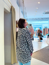 Kurze Waffle Bluse mit Leomuster Beige