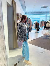 Kurze Waffle Bluse mit Leomuster Beige