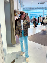 Kurze Waffle Bluse mit Leomuster Camel