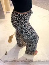 Elastische Stoffhose mit Leomuster Beige