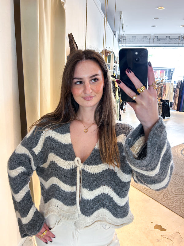 Kurze Oversized Strickjacke mit Wellenmuster Beige/Grau