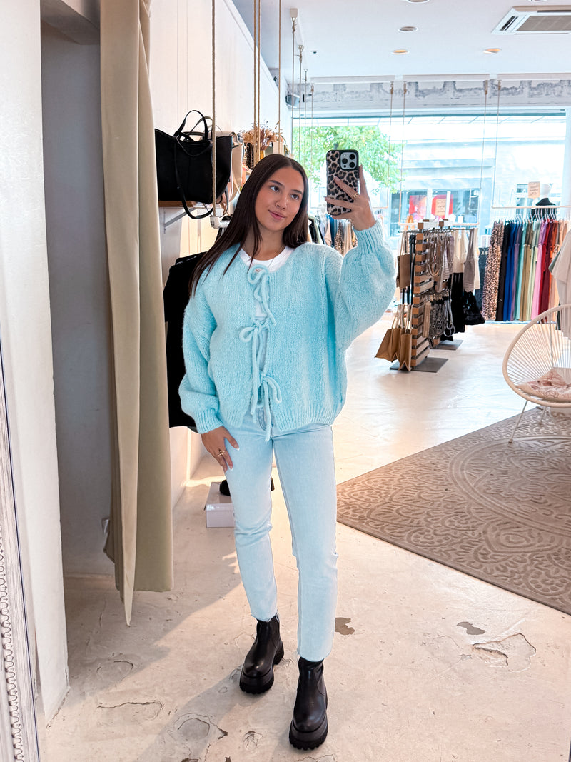 Kurze Oversized Strickjacke mit Schleifen Hellblau