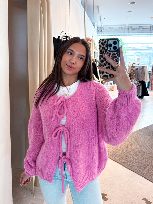Kurze Oversized Strickjacke mit Schleifen Pink