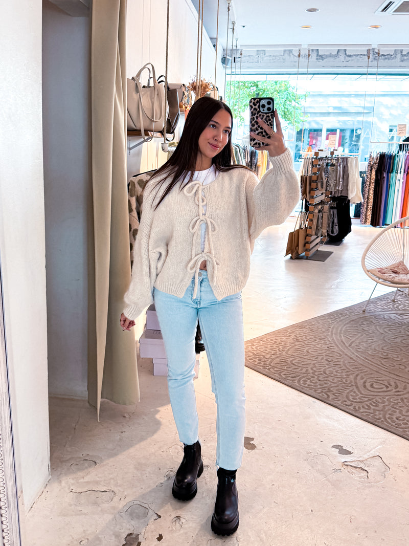 Kurze Oversized Strickjacke mit Schleifen Beige