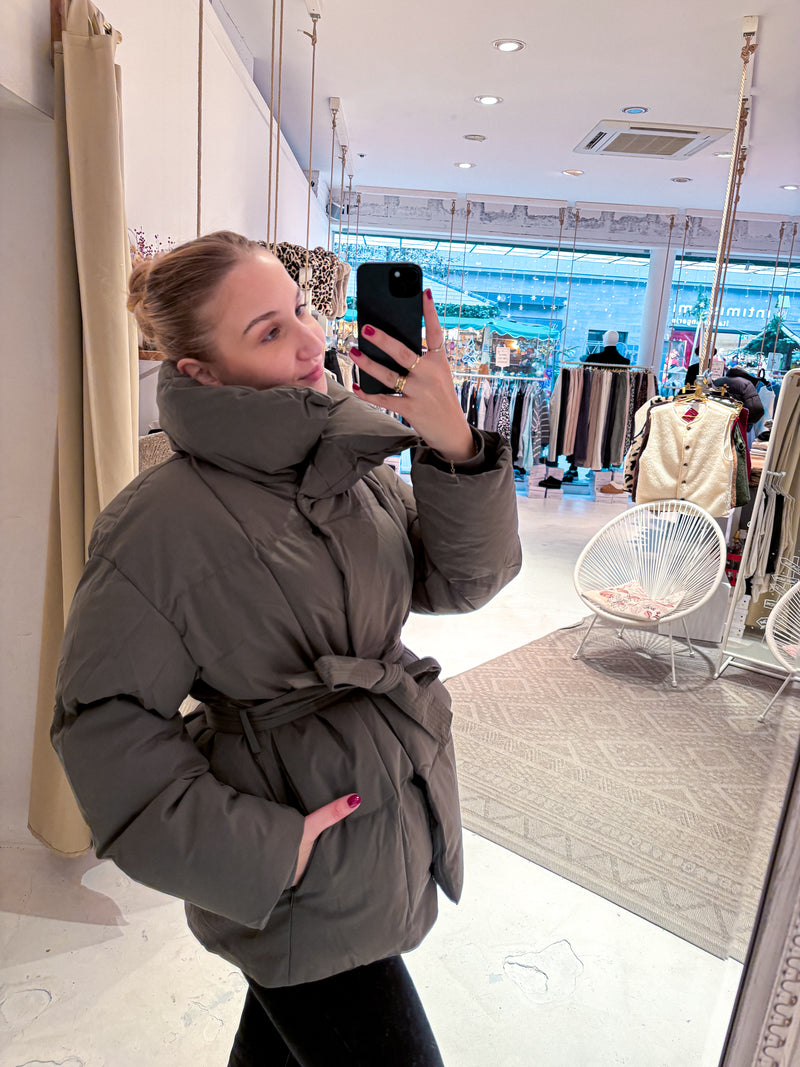 Kurze Puffer Winterjacke Grau