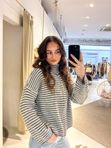 Strickjacke mit Zipper fein gestreift Grau