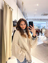 Oversized Strickpullover mit Stehkragen und farbigen Details Beige