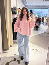 Oversized Strickpullover mit Stehkragen und farbigen Details Rosa
