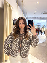 Kurze Oversized Strickjacke mit Schleifen und Leomuster Braun