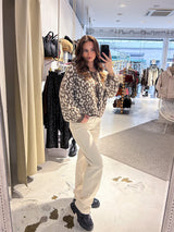 Kurze Oversized Strickjacke mit Schleifen und Leomuster Braun