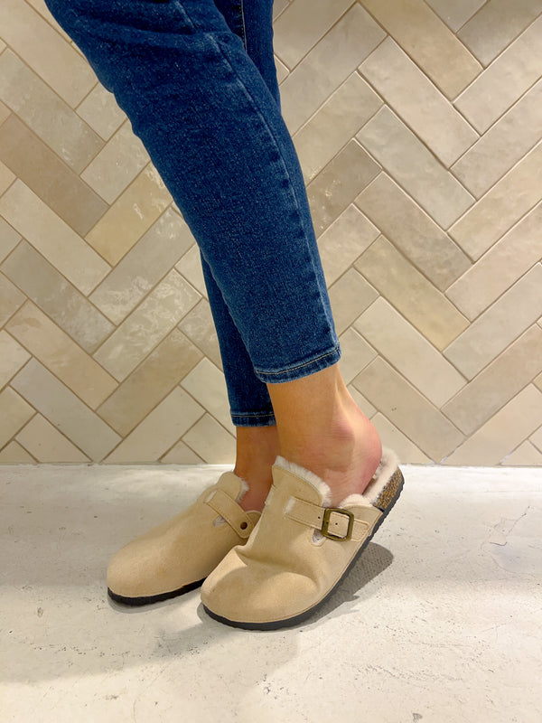 Hausschuhe mit Schnalle Beige