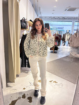 Kurze Oversized Strickjacke mit Schleifen und Leomuster Olive