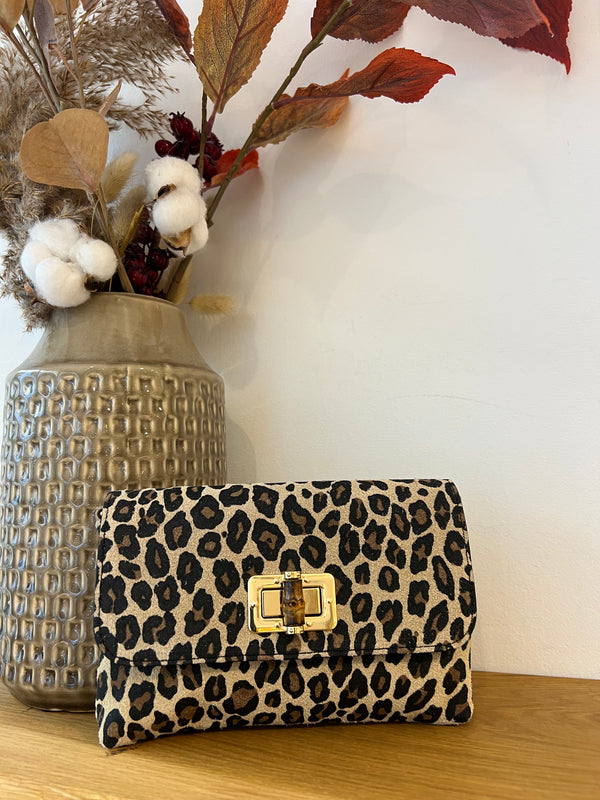 Clutch aus Veloursleder mit Leomuster Beige