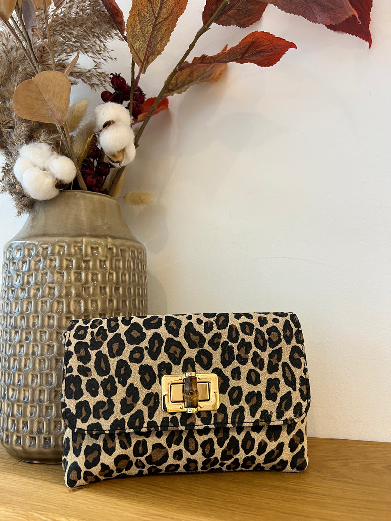 Clutch aus Veloursleder mit Leomuster Beige