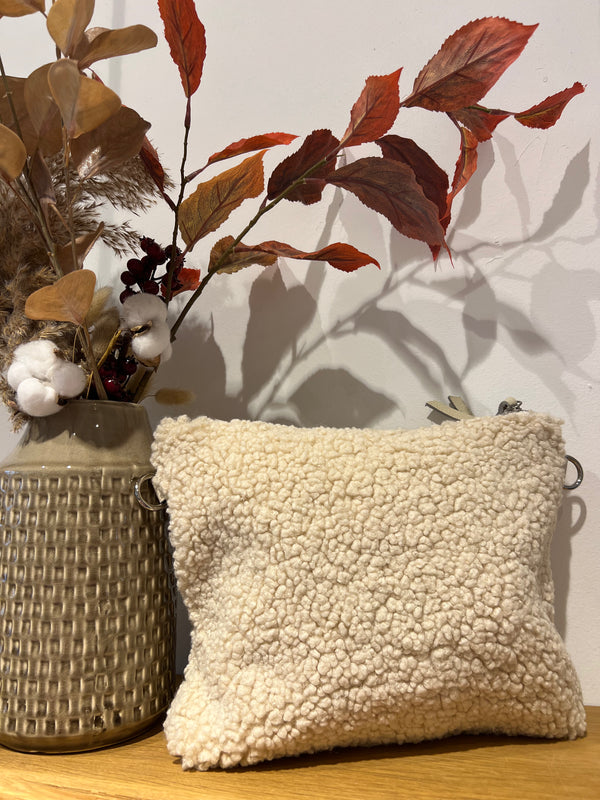 Eckige Teddy Schultertasche Beige