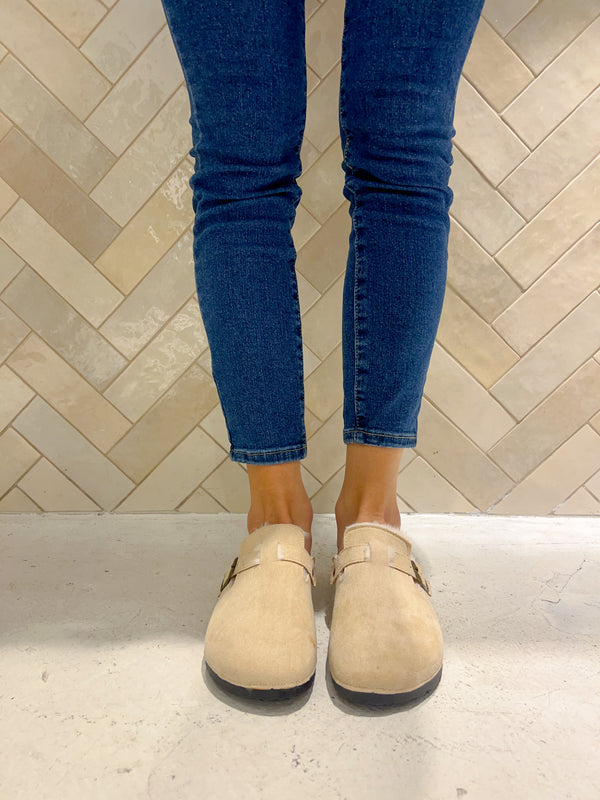 Hausschuhe mit Schnalle Beige