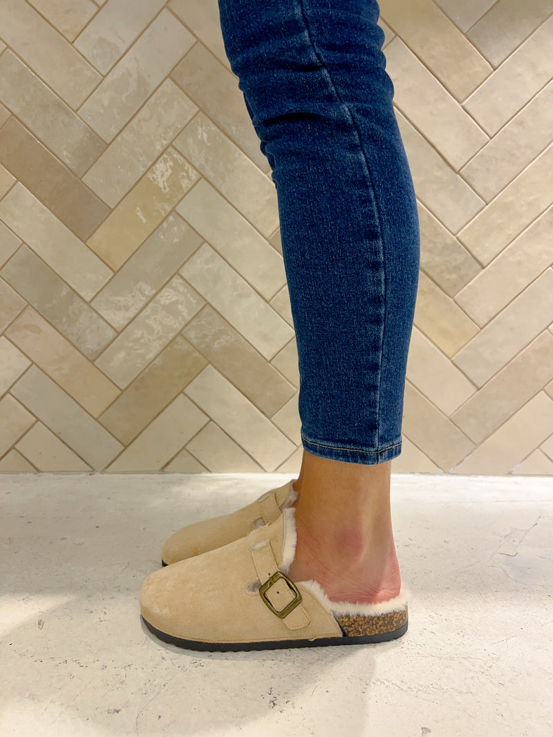 Hausschuhe mit Schnalle Beige