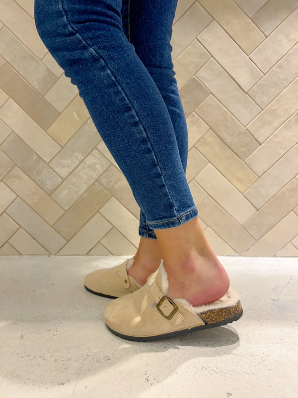 Hausschuhe mit Schnalle Beige