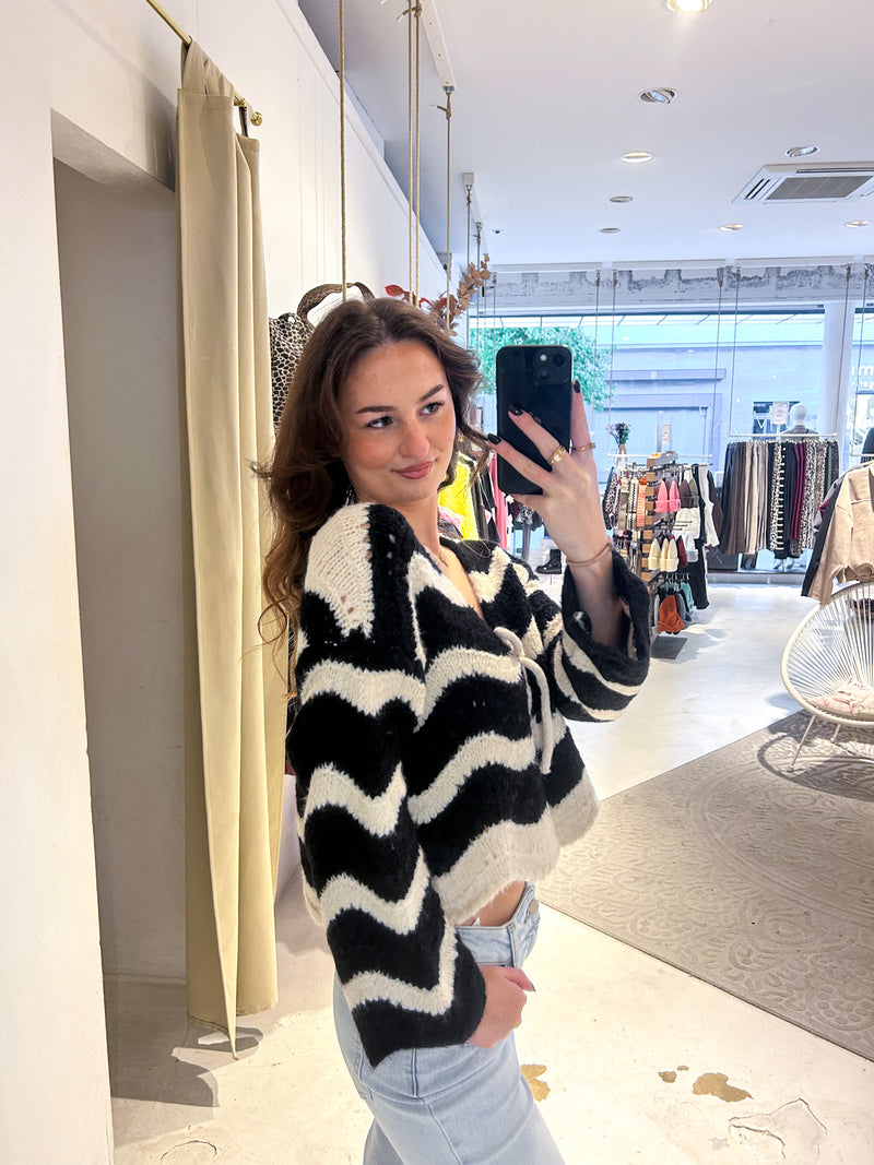 Kurze Oversized Strickjacke mit Wellenmuster Beige/Schwarz