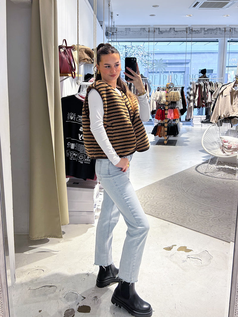 Kurze Teddy Weste mit Knopfleiste und Streifen Camel