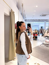 Kurze Teddy Weste mit Knopfleiste und Streifen Camel