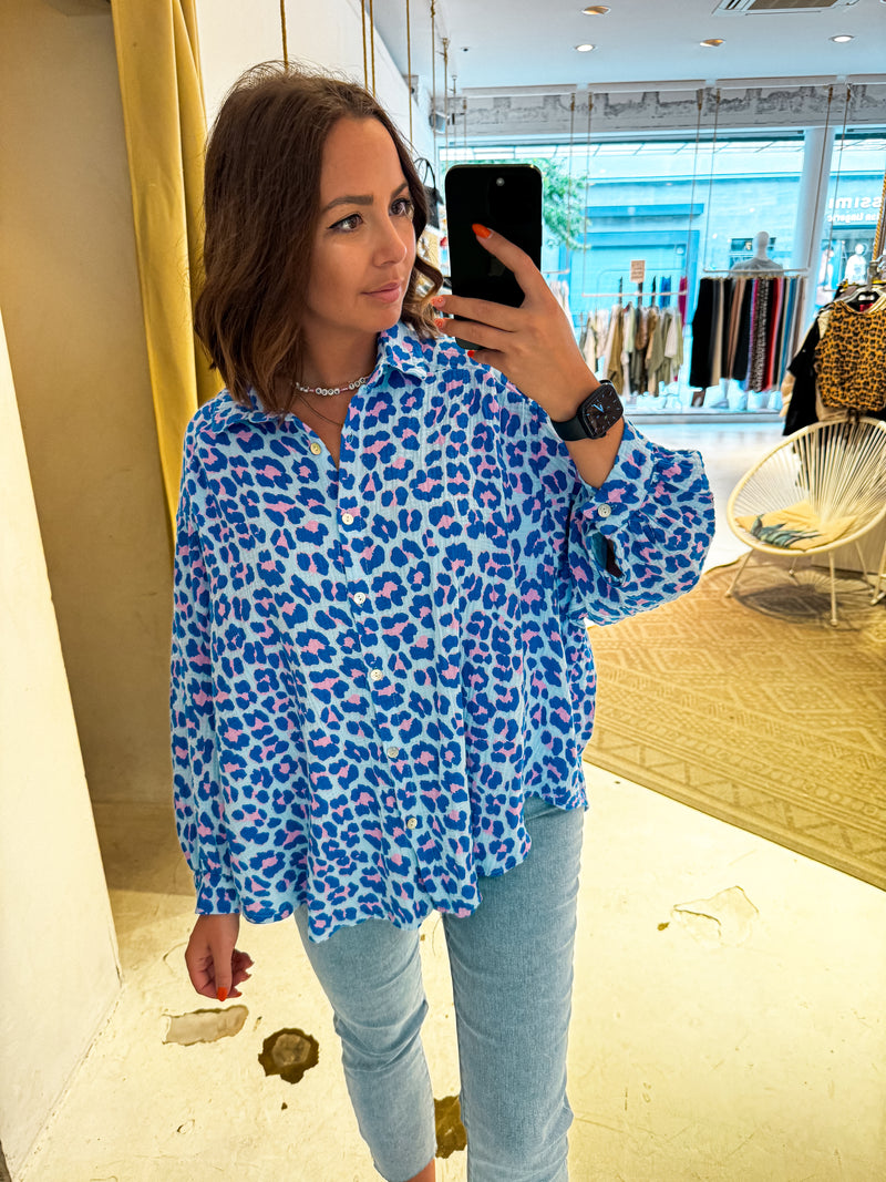 Kurze Waffle Bluse mit Leomuster Hellblau