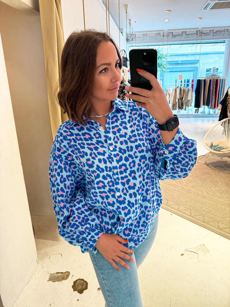 Kurze Waffle Bluse mit Leomuster Hellblau