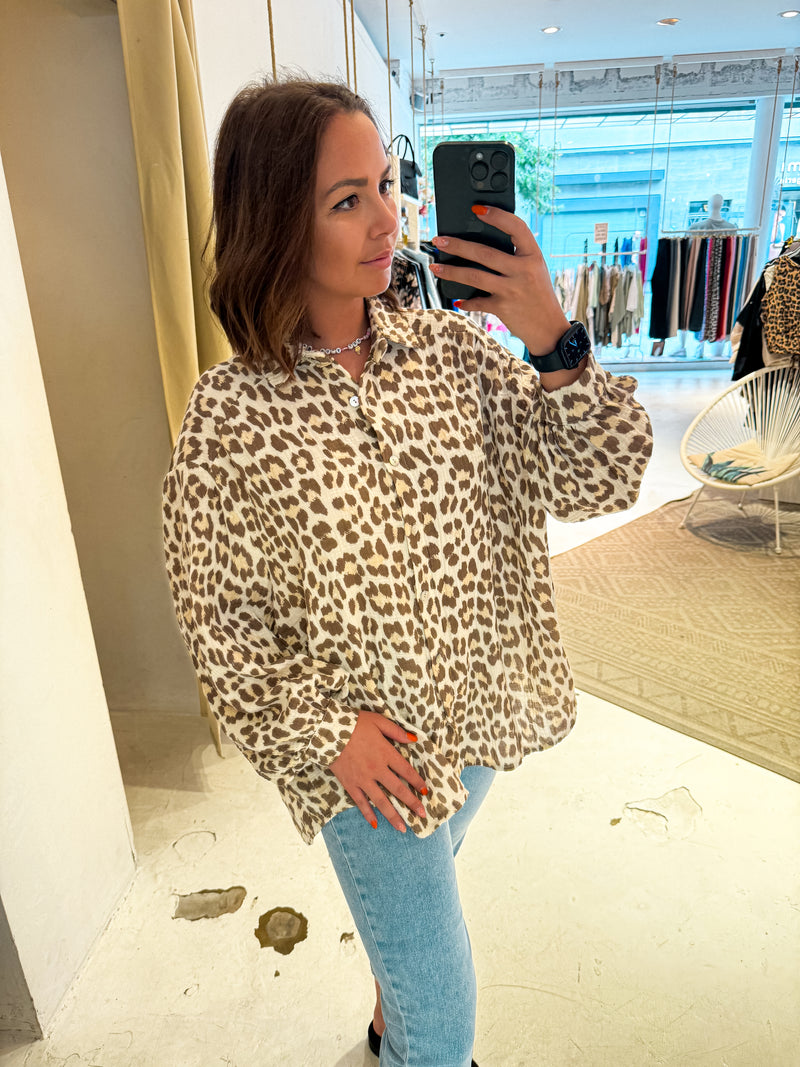 Kurze Waffle Bluse mit Leomuster Taupe