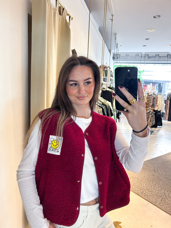 Kurze Teddy Weste mit Knopfleiste und Smiley Weinrot