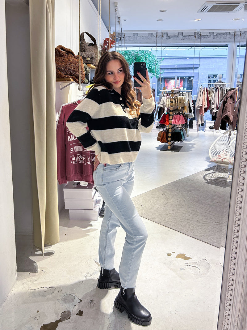 Gestreifter Strickpullover mit Kragen Schwarz