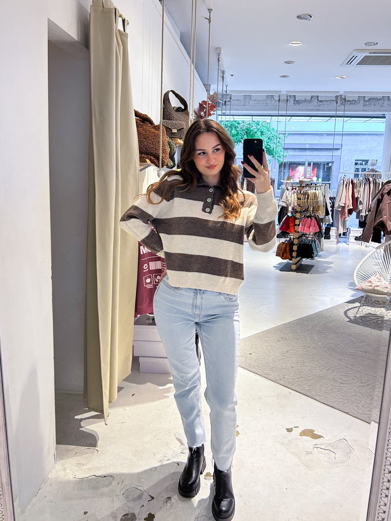 Gestreifter Strickpullover mit Kragen Braun