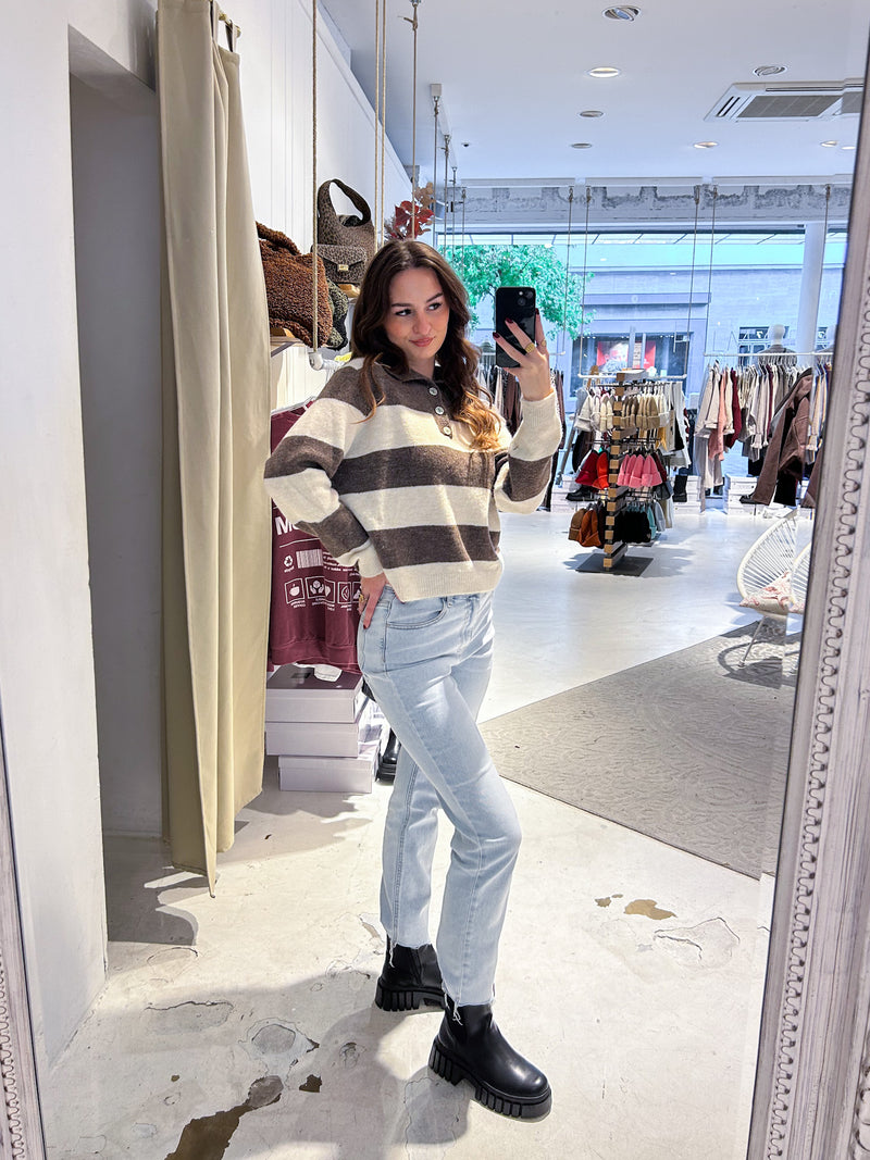 Gestreifter Strickpullover mit Kragen Braun