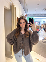 Kurze Oversized Strickjacke mit Schleifen Hellbraun