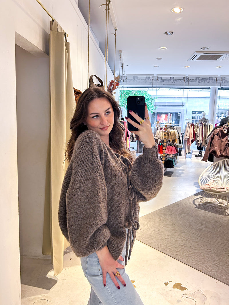 Kurze Oversized Strickjacke mit Schleifen Hellbraun