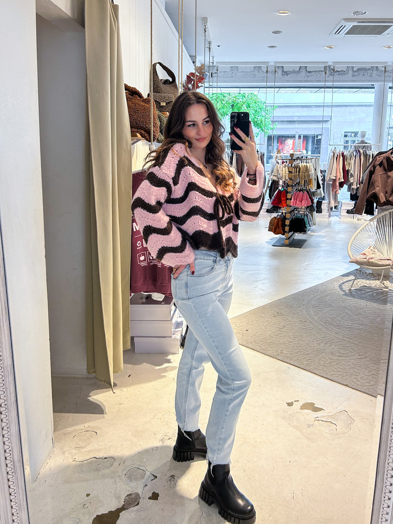 Kurze Oversized Strickjacke mit Wellenmuster Braun/Pink