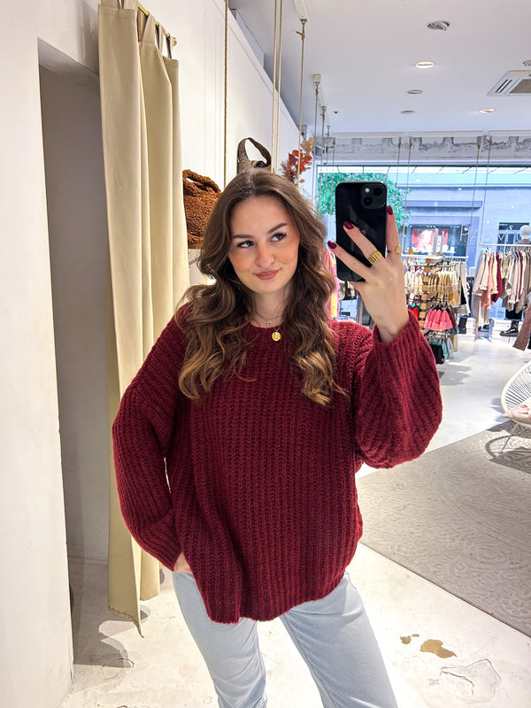 Grober Strickpullover Weinrot