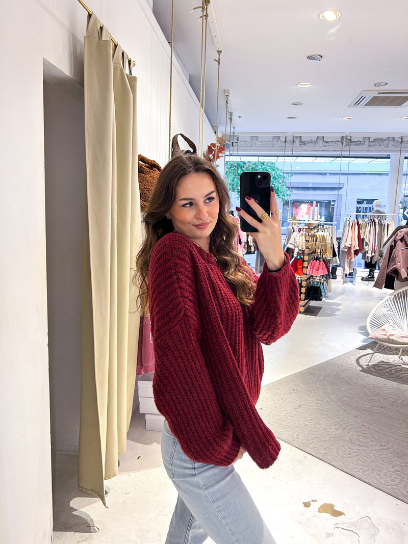 Grober Strickpullover Weinrot