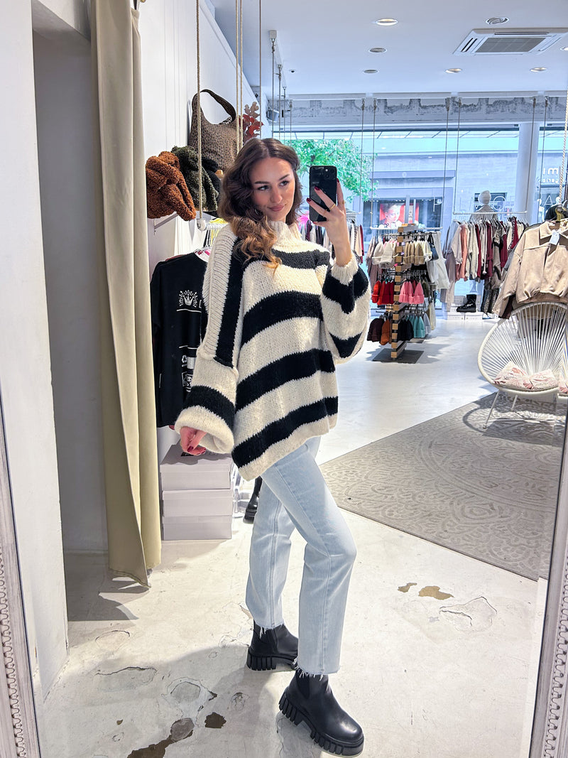 Oversized Strickpullover Gestreift mit Stehkragen Schwarz