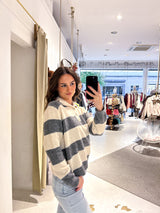 Gestreifter Strickpullover mit Kragen Grau