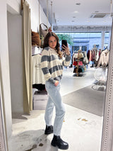 Gestreifter Strickpullover mit Kragen Grau