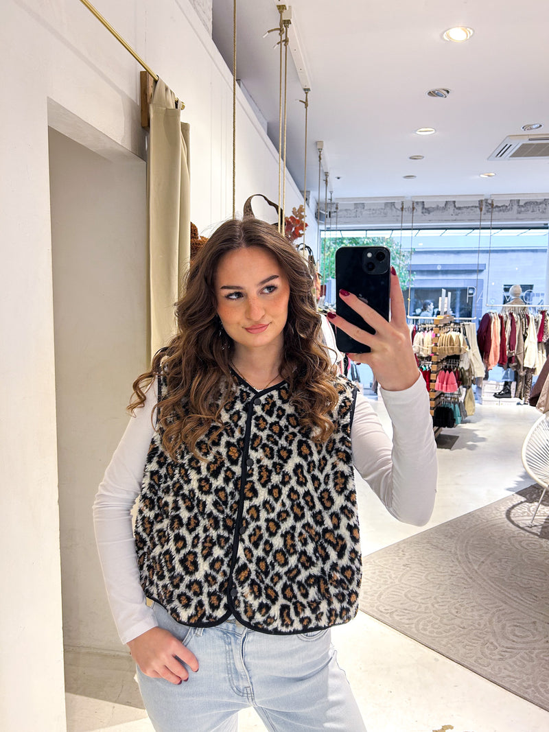 Kurze Teddy Weste mit Knopfleiste und Leomuster Creme