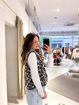 Kurze Teddy Weste mit Knopfleiste und Leomuster Creme