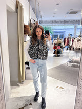 Kurze Teddy Weste mit Knopfleiste und Leomuster Creme