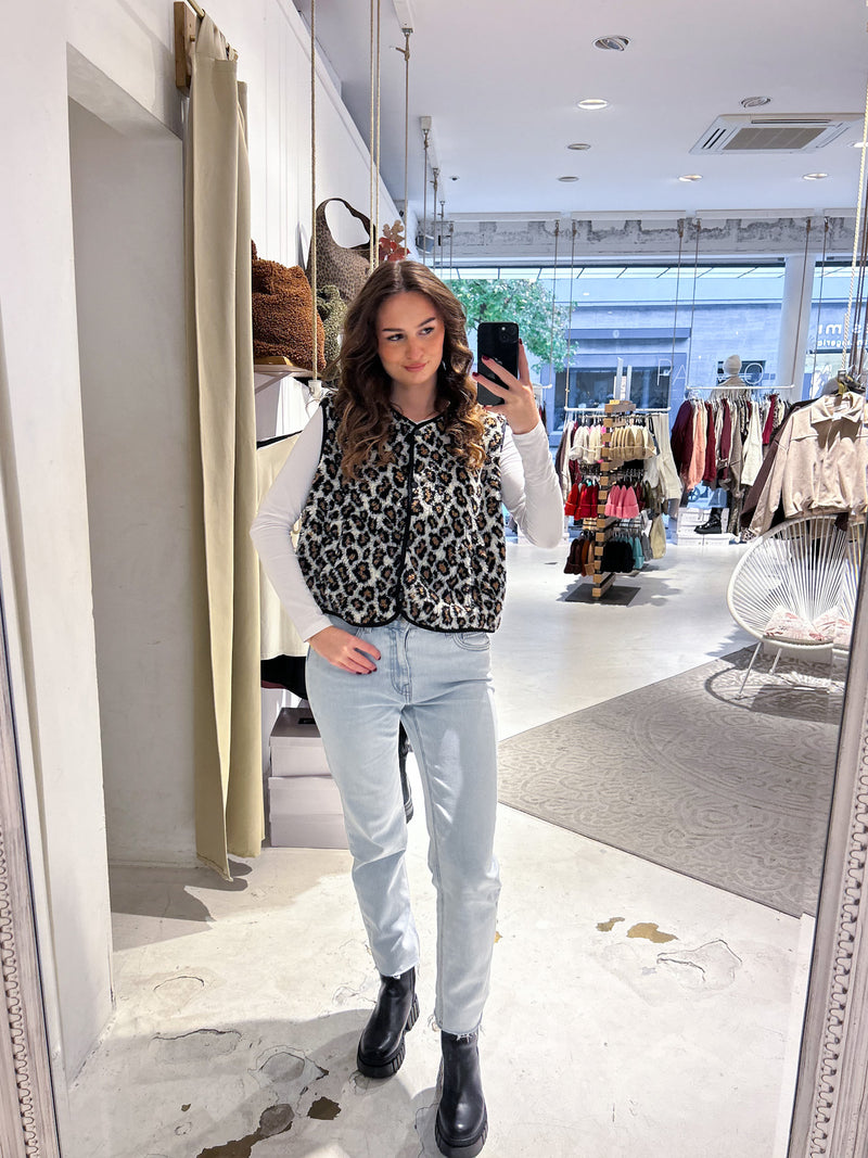 Kurze Teddy Weste mit Knopfleiste und Leomuster Creme