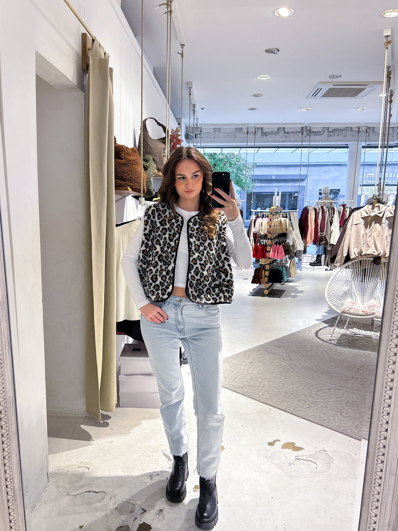 Kurze Teddy Weste mit Knopfleiste und Leomuster Creme