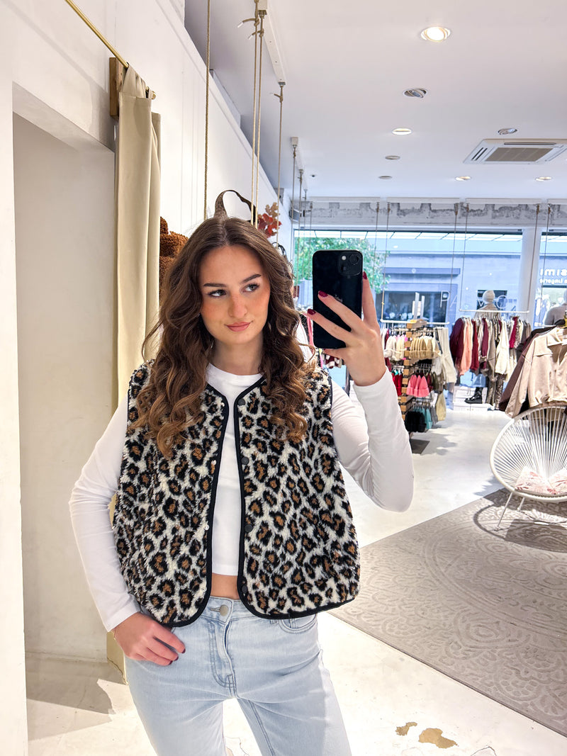 Kurze Teddy Weste mit Knopfleiste und Leomuster Creme