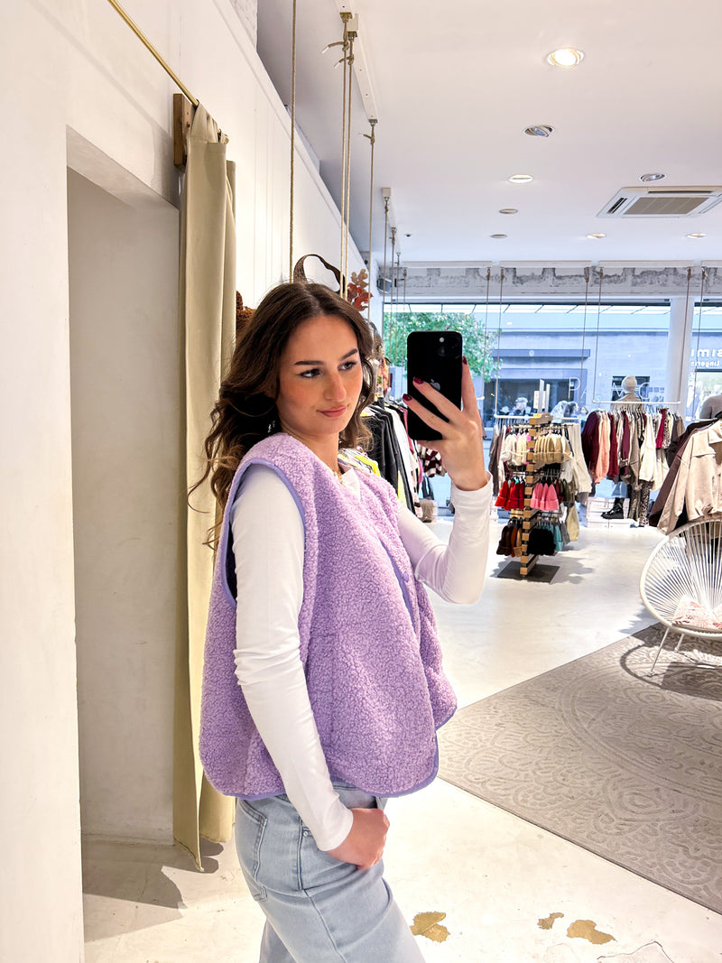 Kurze Teddy Weste mit Knopfleiste Flieder