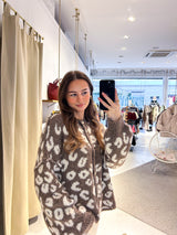 Kurze Oversized Strickjacke mit Leomuster Hellbraun