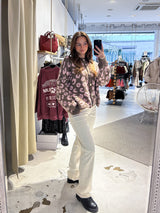 Kurze Oversized Strickjacke mit Leomuster Hellbraun/Rosa