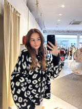 Kurze Oversized Strickjacke mit Leomuster Schwarz